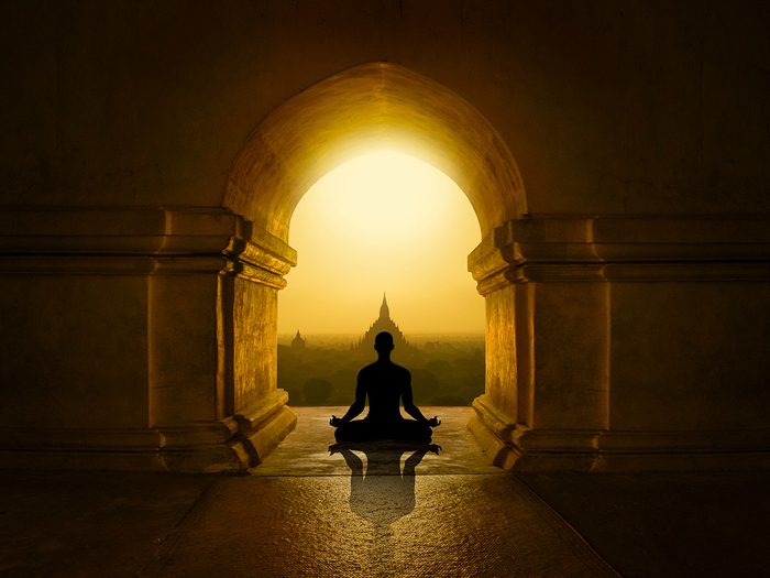 Faits sur le yoga: une personne médite près de temples.