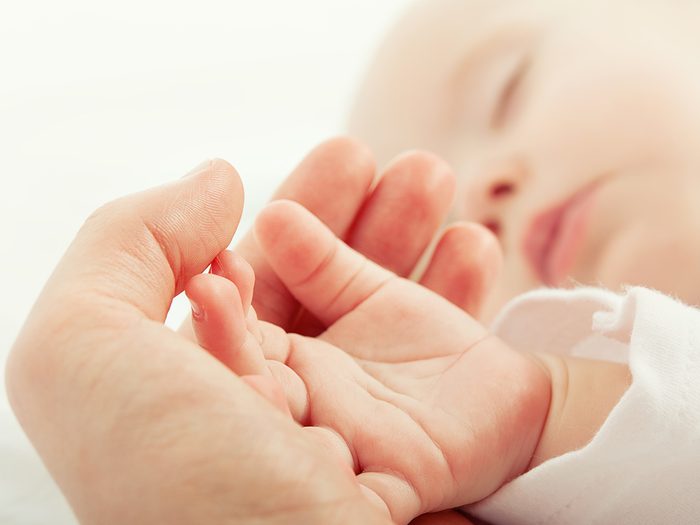 Bonnes nouvelles 2024: une mère tient la main de son bébé.