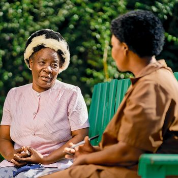 Bonnes nouvelles 2024: deux grands-mères au Zimbabwe.