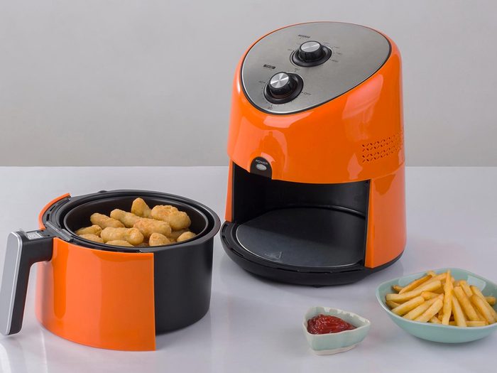 Erreurs friteuse à air: Une friteuse à air chaud orange.