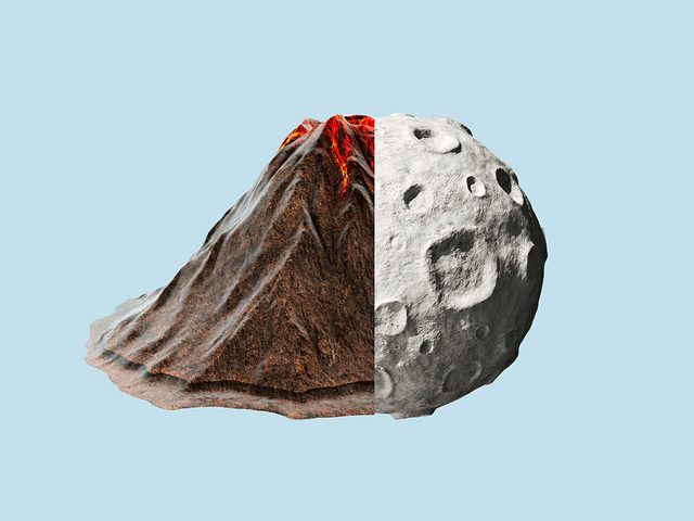Faits intressants: montage d'un volcan et de la Lune.