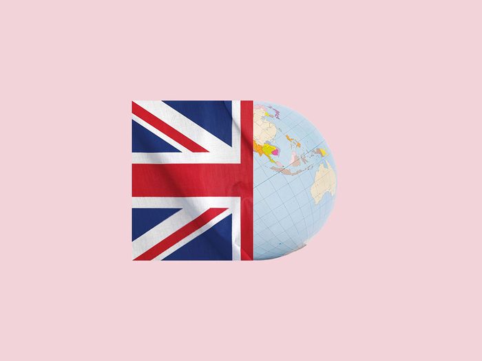 Montage d'un drapeau britannique et d'un globe terrestre.
