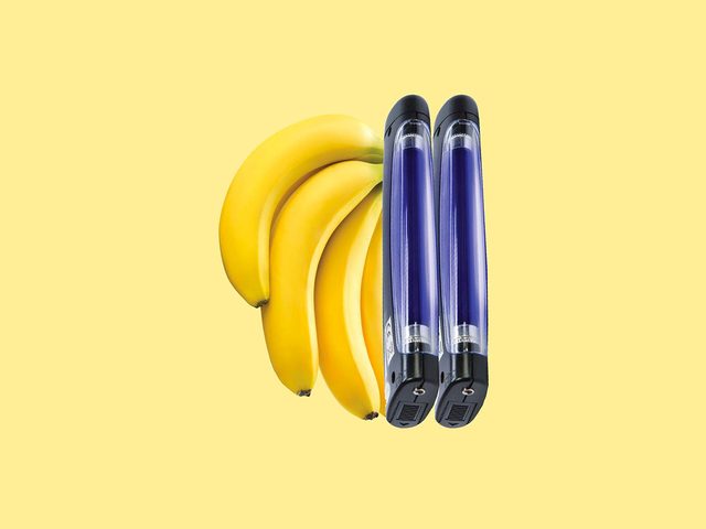 Montage de bananes et de lumire bleue.