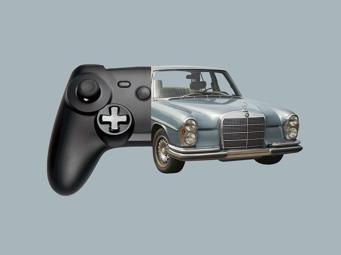 Faits intéressants: montage d'une voiture Mercedes et d'une manette de jeu vidéo.