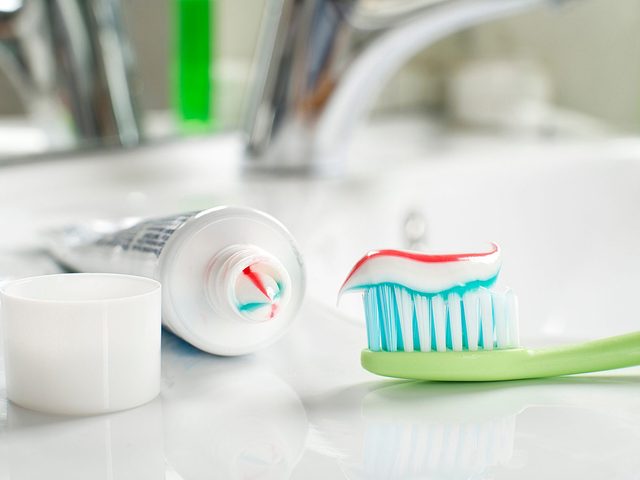 Habitudes dentiste: de la pte  dents sur une brosse  dents.