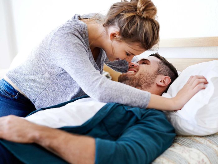 Mythes santé des femmes: un couple dans un lit.