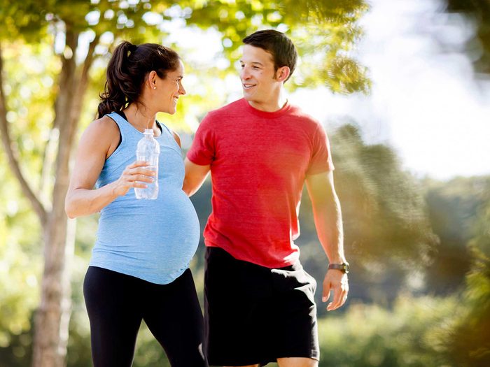 Mythes santé des femmes: une femme enceinte court avec son mari.