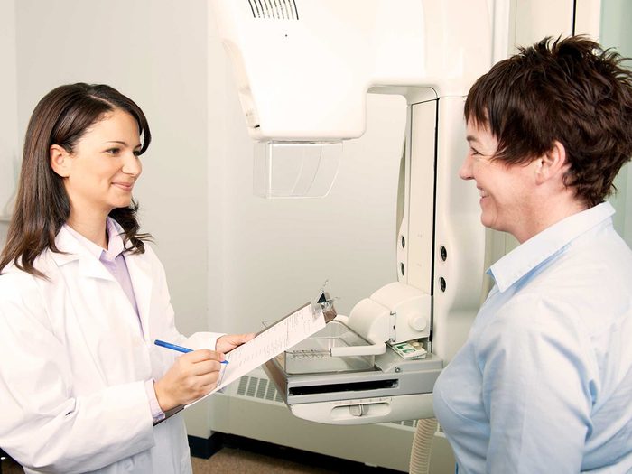 Mythes santé des femmes: une gynécologue avec sa patiente.