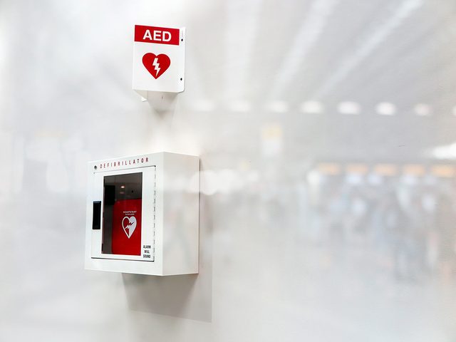 Un dfibrillateur AED.