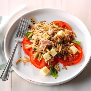 Salade d’orzo au thon avec tomates