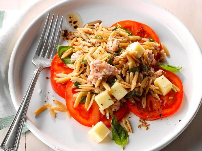 Recettes orzo: salade de thon avec tomates.