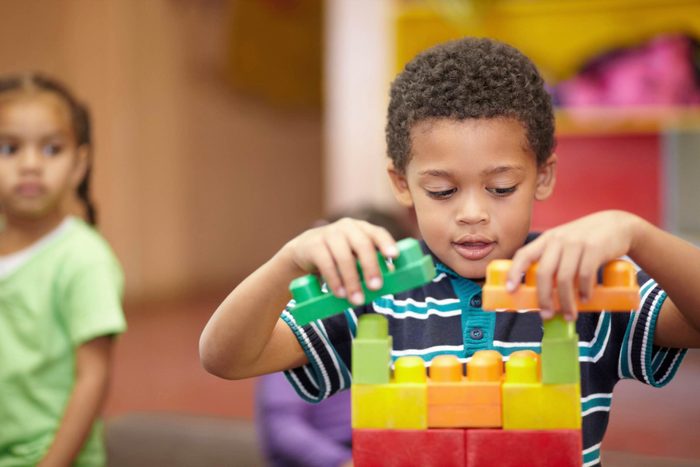Symptômes de l’autisme: un garçon joue avec ses jouets.