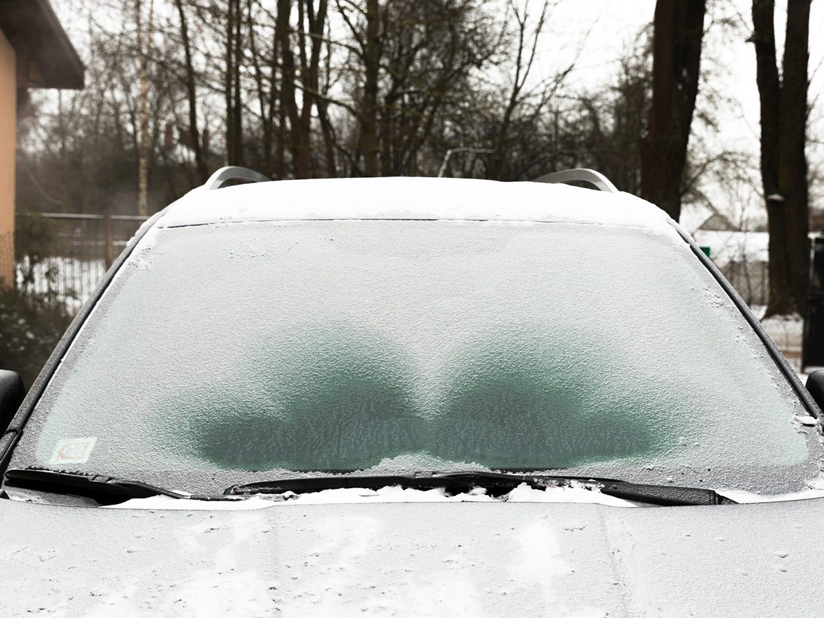 Réchauffer voiture en hiver: le pare-brise d'un auto en hiver.