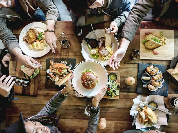 Choses  ne pas faire au restaurant: une table couverte de repas.