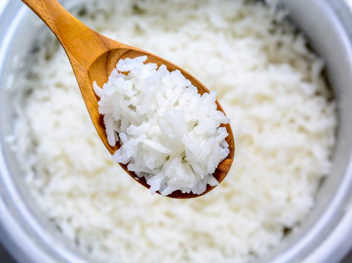 Aliments à ne pas conserver au congélateur: du riz.