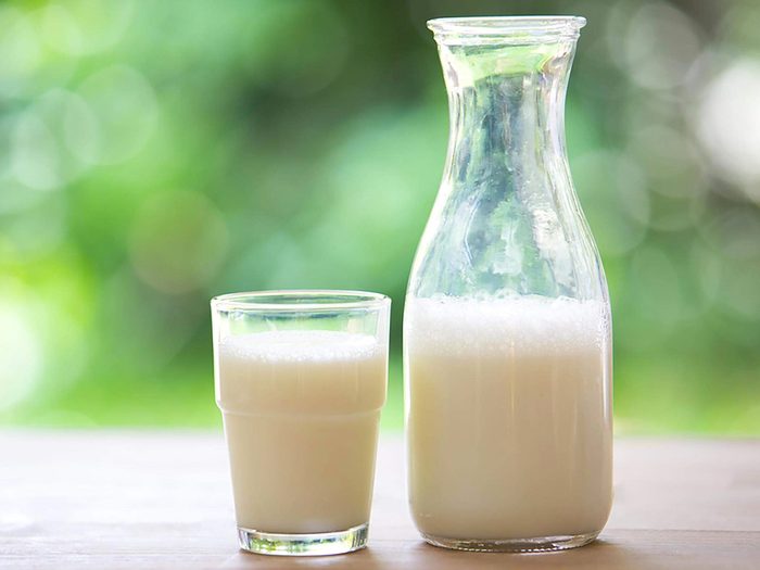 Aliments à ne pas conserver au congélateur: du lait.