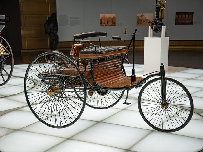 Conduite automobile: la première automobile dans le monde.