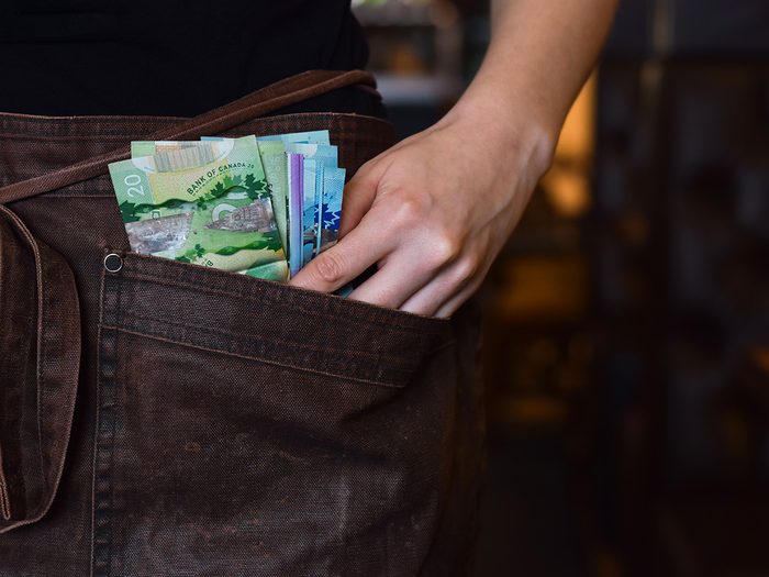 Choses à ne pas faire au restaurant: de l'argent dans la poche d'un serveur.