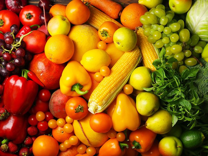 Aliments à ne pas conserver au congélateur: des fruits et légumes crus.
