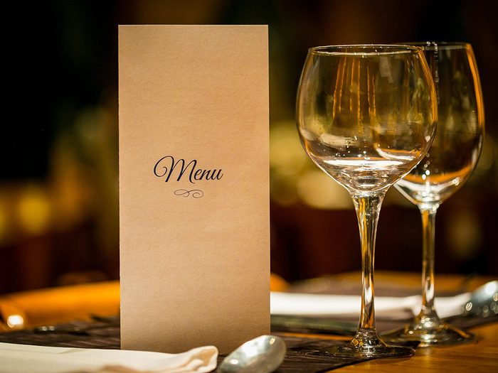 Choses à ne pas faire au restaurant: un menu sur une table.