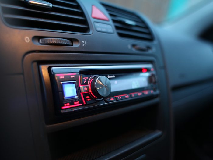 Conduite automobile: une radio dans une voiture.