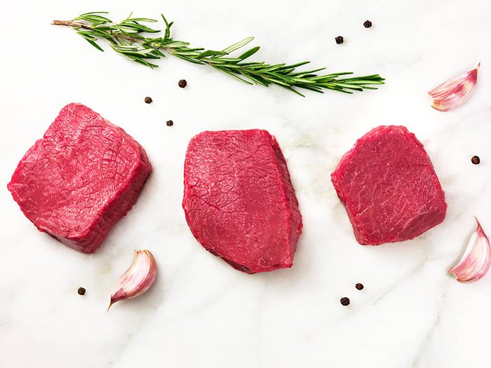 Aliments à ne pas conserver au congélateur: de la viande décongelée.