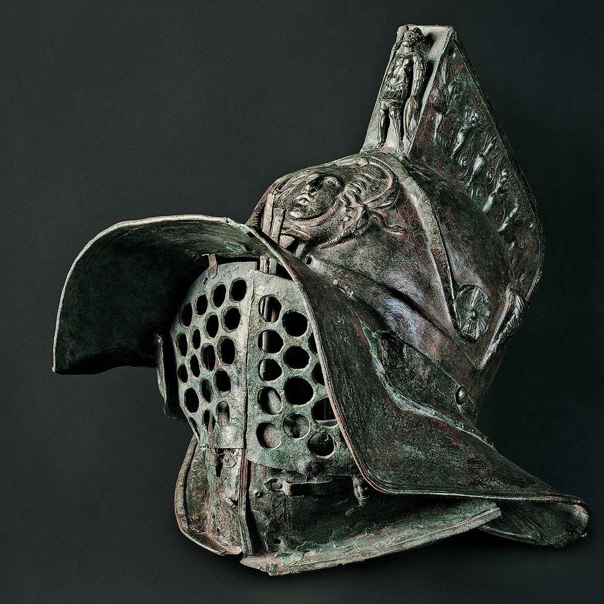 Découvertes d'avril: un casque de gladiateur.