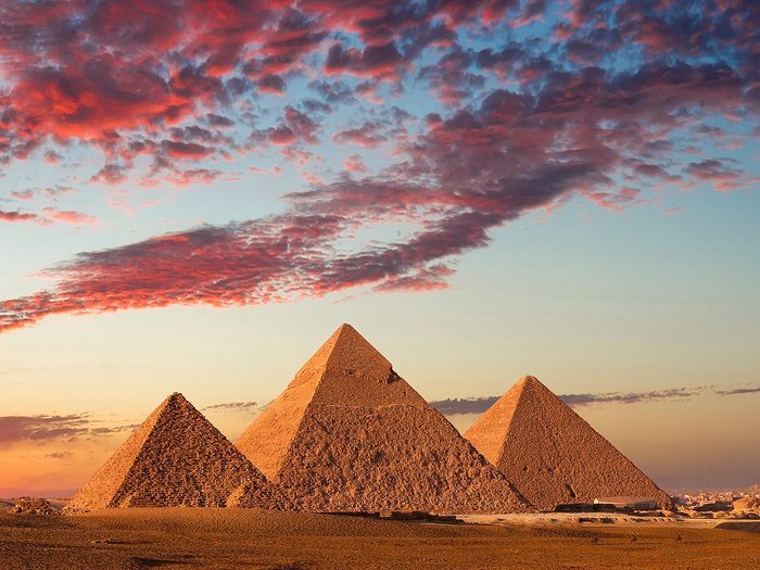 Structures dans le monde: les pyramides en Égypte.