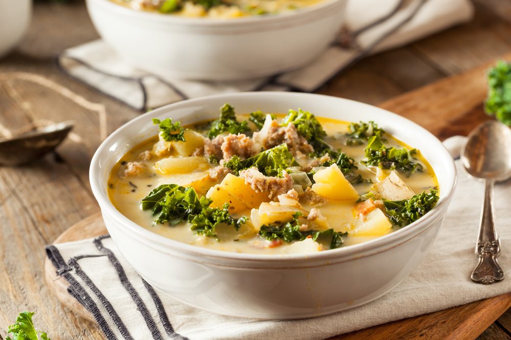 https://www.selection.ca/wp-content/uploads/sites/15/2011/10/recette-soupe-saucisse-kale.jpg