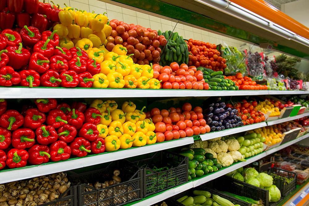 Les fruits et légumes à l'entrée du supermarché.