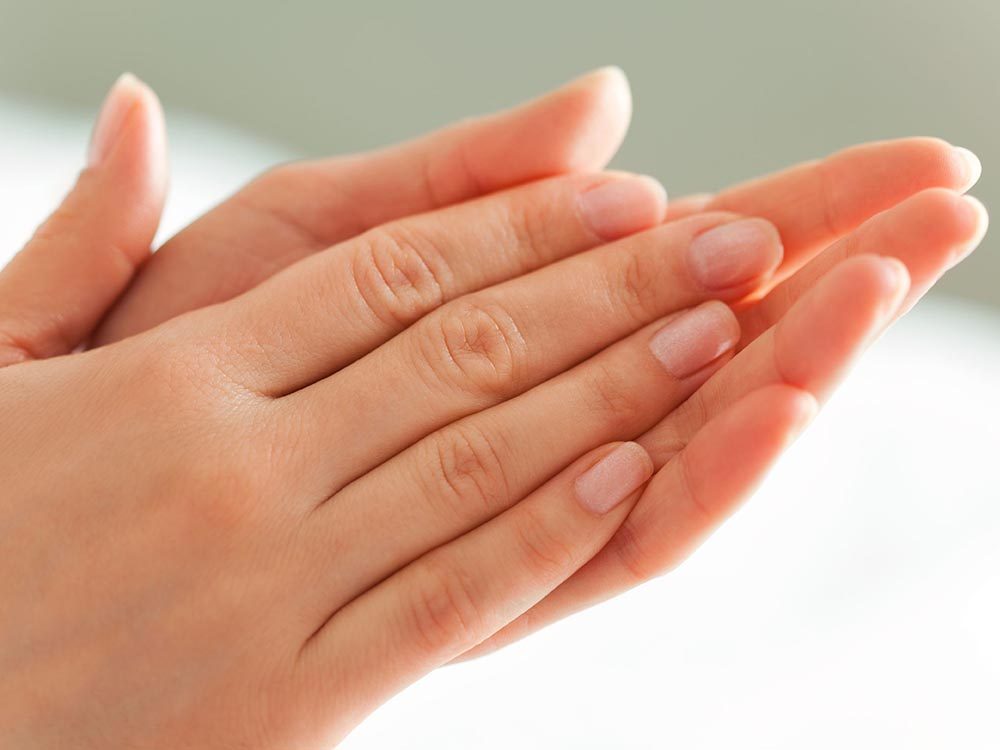Les maladies prédites par les mains: hyperhidrose.
