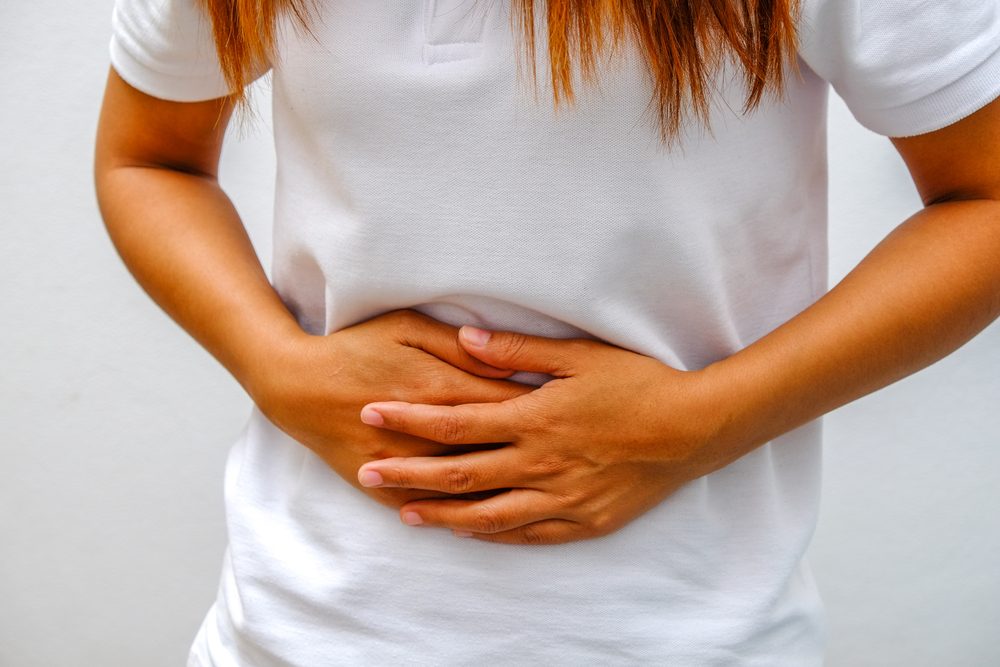 Le mal de ventre parmi les signes et symptômes de la leucémie. 
