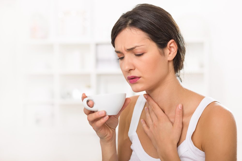 Une altération de la voix peut être une symptômes du cancer de la gorge.