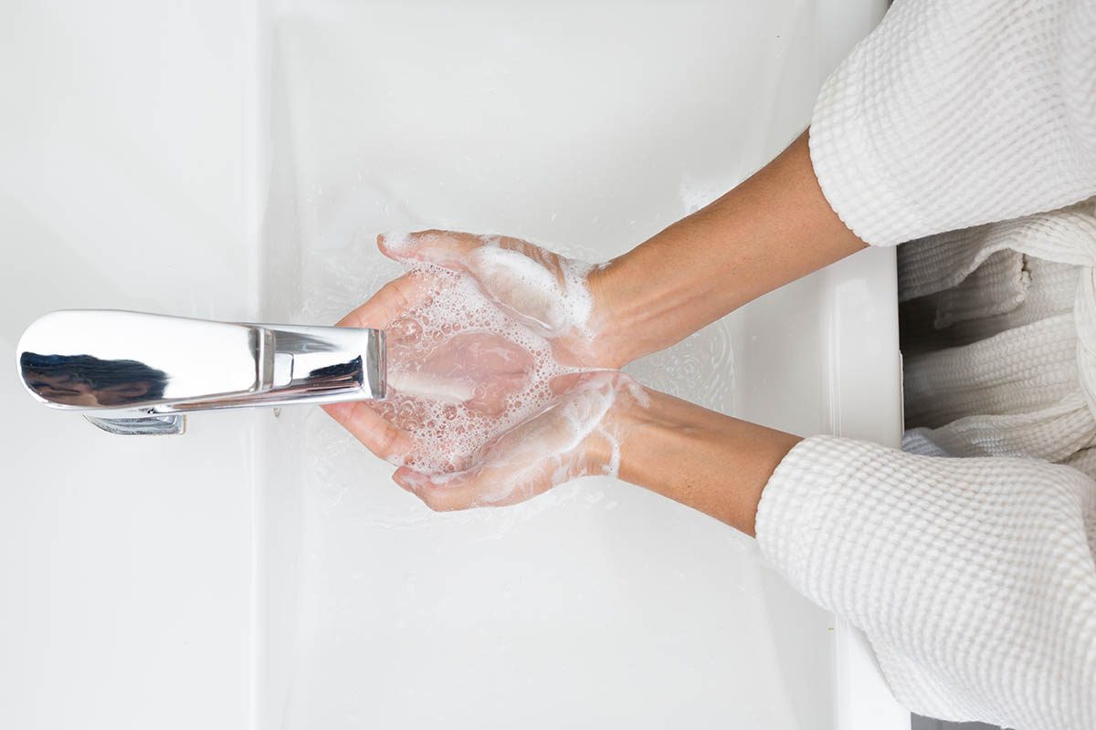 Pour éviter d'attraper un rhume, lavez-vous les mains régulièrement.